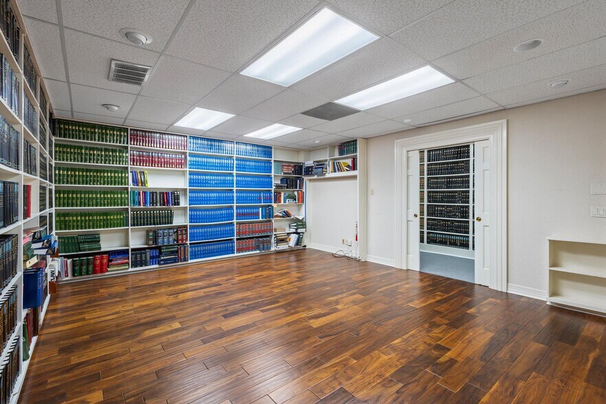 More Photos Of 111 S Travis St, Sherman Office For Sale