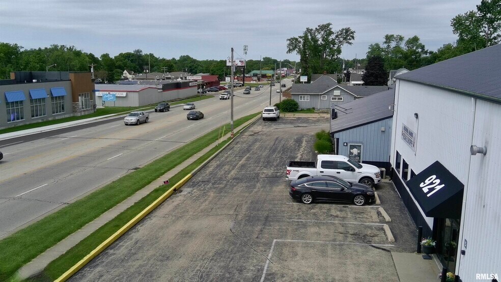 More Photos Of 921 E War Memorial Dr, Peoria Heights General Retail For Lease