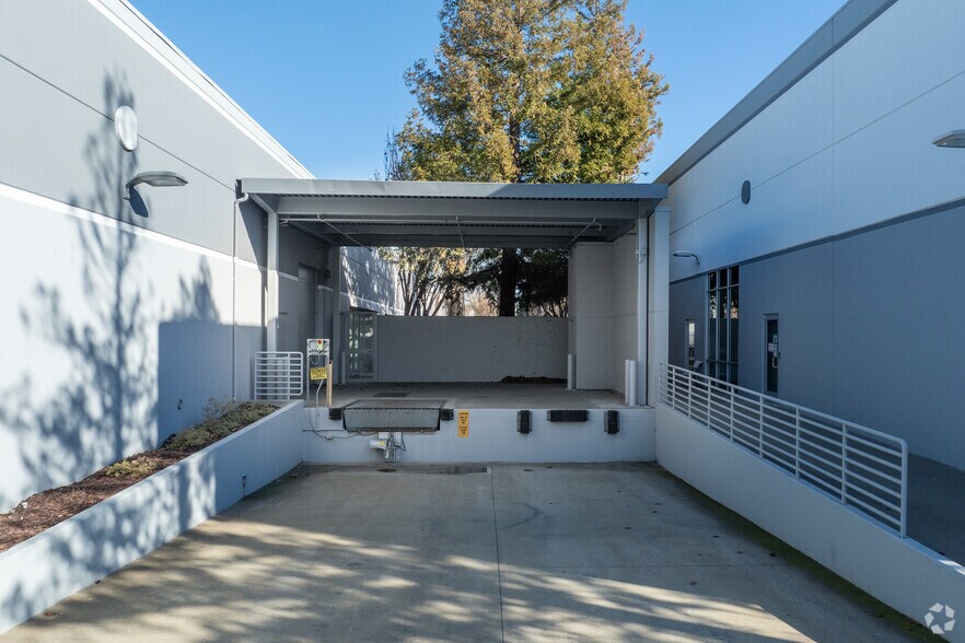 More Photos Of 39611 Eureka Dr, Newark Unknown For Lease