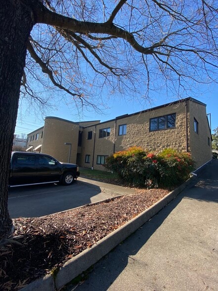 More Photos Of 10805 Kingston Pike, Knoxville Office For Lease