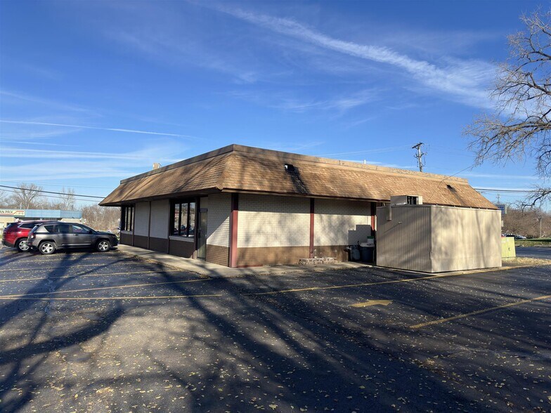 More Photos Of 1427 W Galena Ave, Freeport Restaurant For Sale