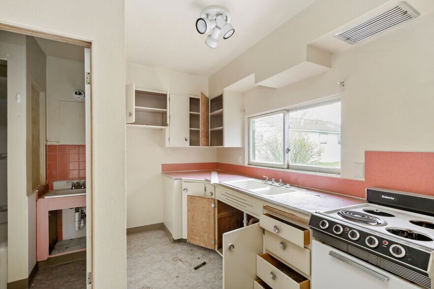More Photos Of 1521 1st Ave NW, Great Falls Hotel For Sale