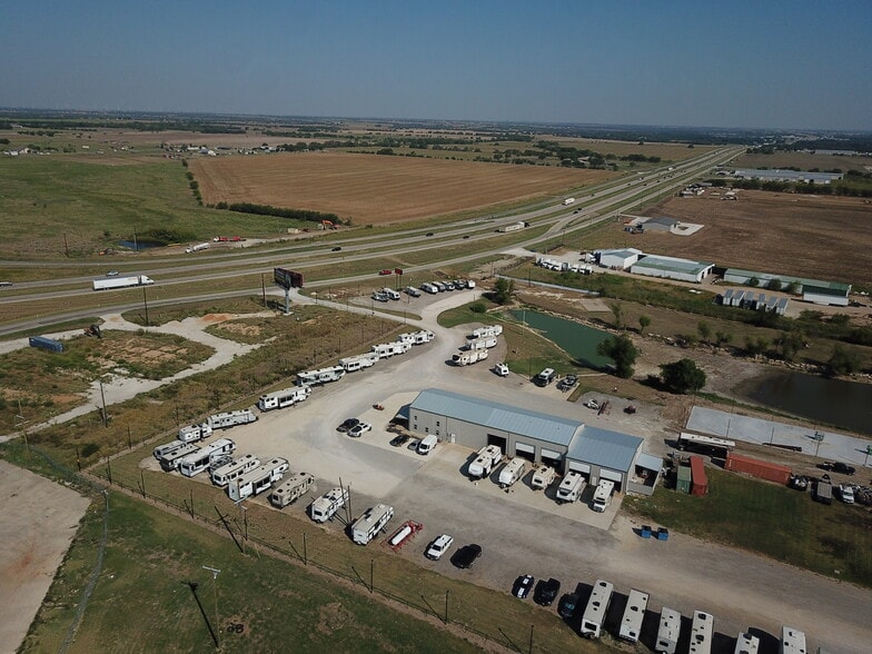 More Photos Of 13239 S Interstate 35, Valley View Manufacturing For Lease