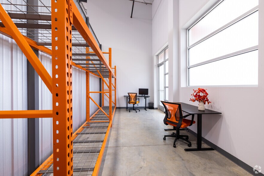 More Photos Of 1027 Outpost Dr, Conroe Showroom For Lease