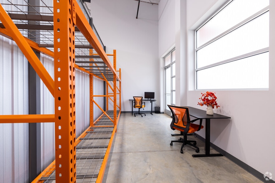 More Photos Of 1027 Outpost Dr, Conroe Showroom For Lease