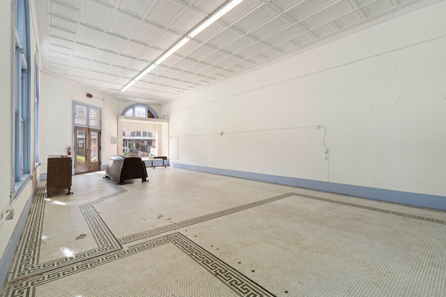 More Photos Of 106 W Oak St, Arcadia Storefront For Sale