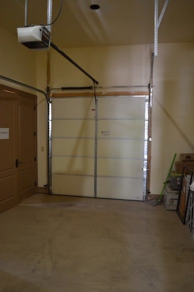 More Photos Of 154 N Festival Dr, El Paso Office For Sale