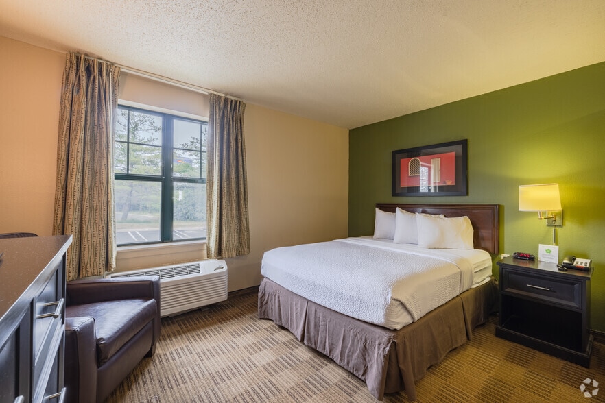 More Photos Of 1180 Doris Rd, Auburn Hills Hotel For Sale