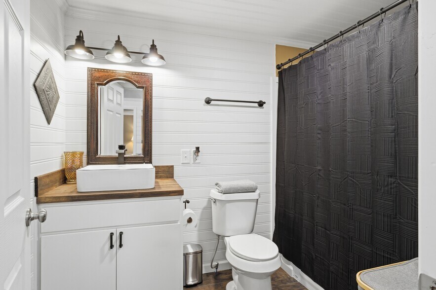 More Photos Of 10 S Side Sq, Cooper Freestanding For Sale