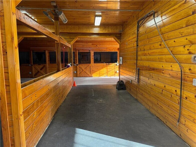 More Photos Of 115 Hilltop Dr, Phoenix Sports And Entertainment For Sale