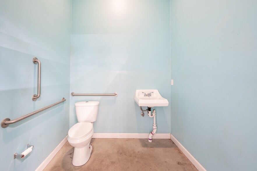 More Photos Of 4907 State Route 982, Latrobe Bar For Lease