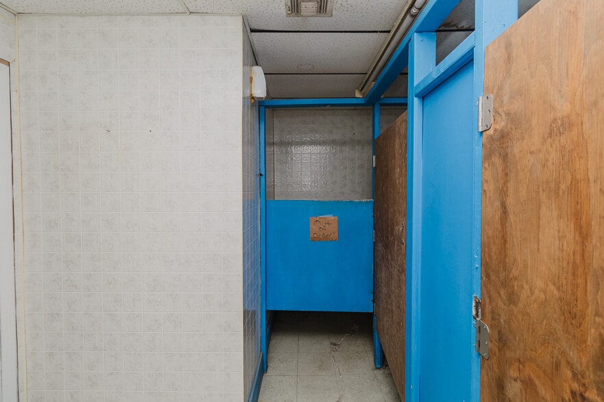 More Photos Of 1015 S Meridian Ave, Wichita Auto Repair For Sale