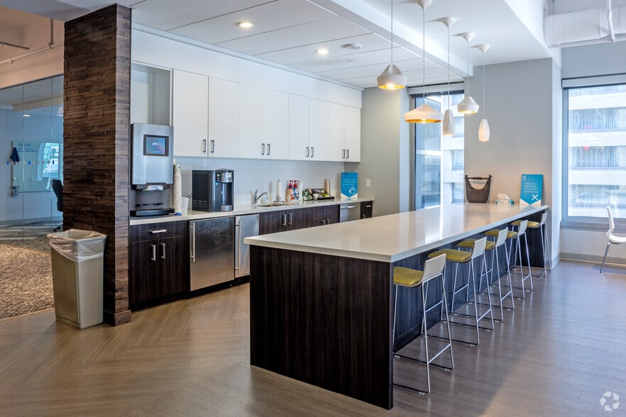 More Photos Of 121 W Trade St, Charlotte Office For Lease