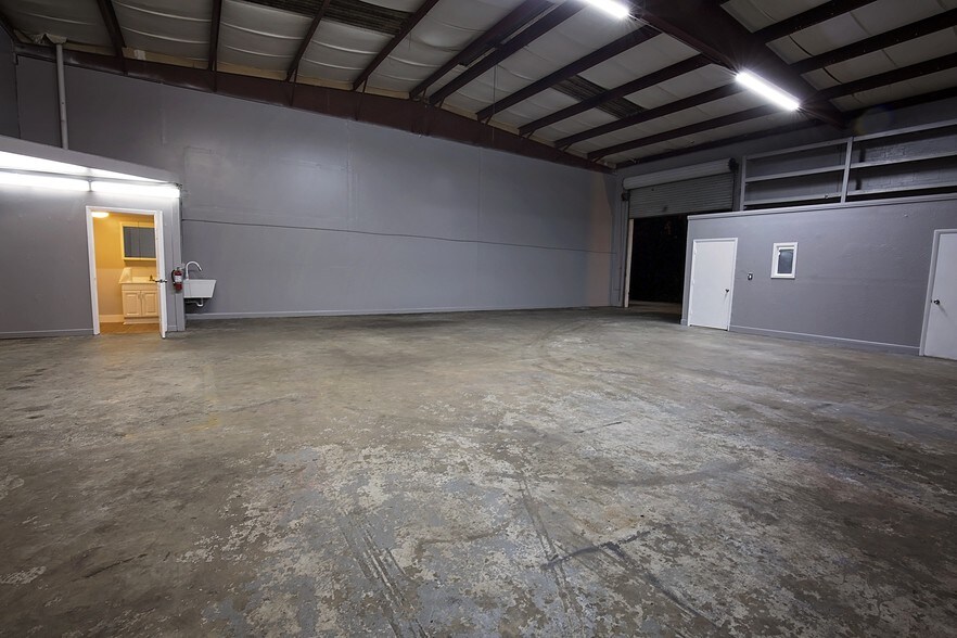 More Photos Of 1010 Park Ct, Safety Harbor Warehouse For Lease