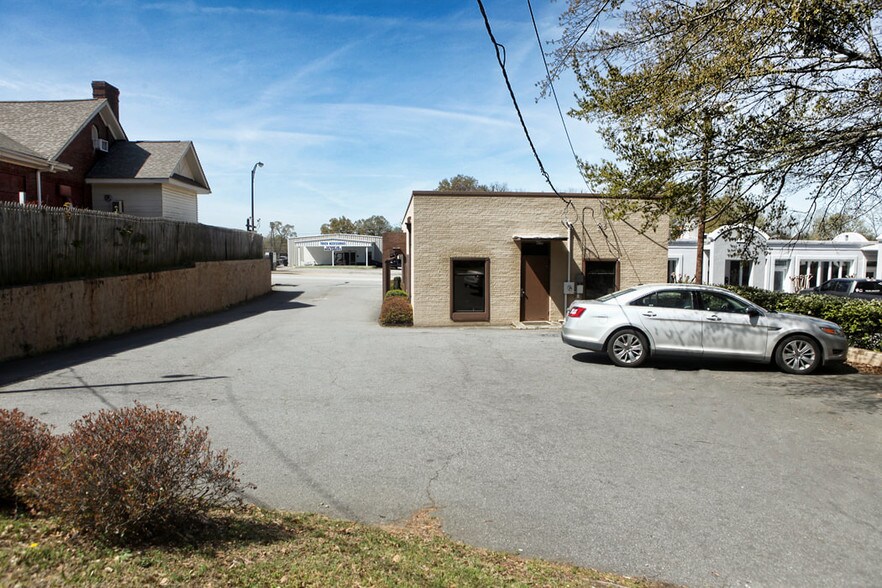 More Photos Of 1212 N Main St, Anderson Office For Lease