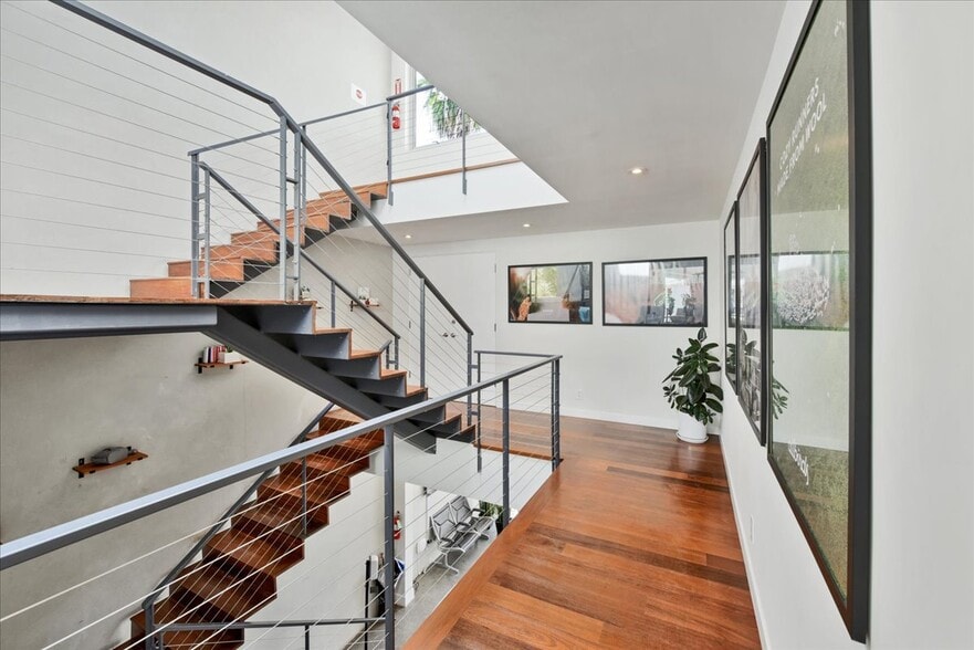 More Photos Of 1319 Abbot Kinney Blvd, Venice Loft Creative Space For Lease