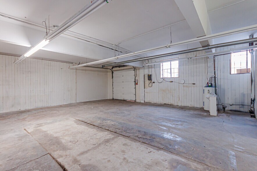 More Photos Of 151 Brock St N, Whitby Warehouse For Lease
