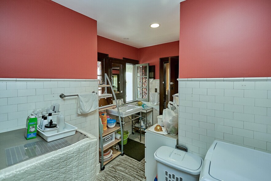 More Photos Of 658 S Bronson Ave, Los Angeles Office Residential For Sale