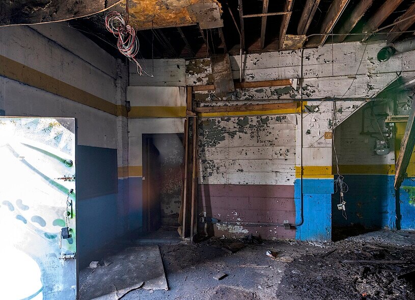 More Photos Of 4126 Grand River Ave, Detroit Research And Development For Sale