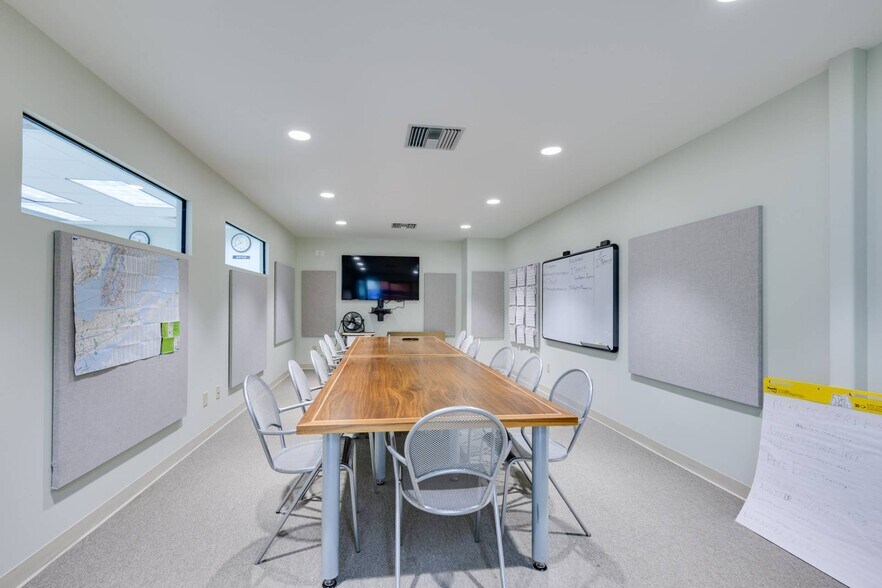 More Photos Of 135 Windmill Ln, Southampton Office For Sale