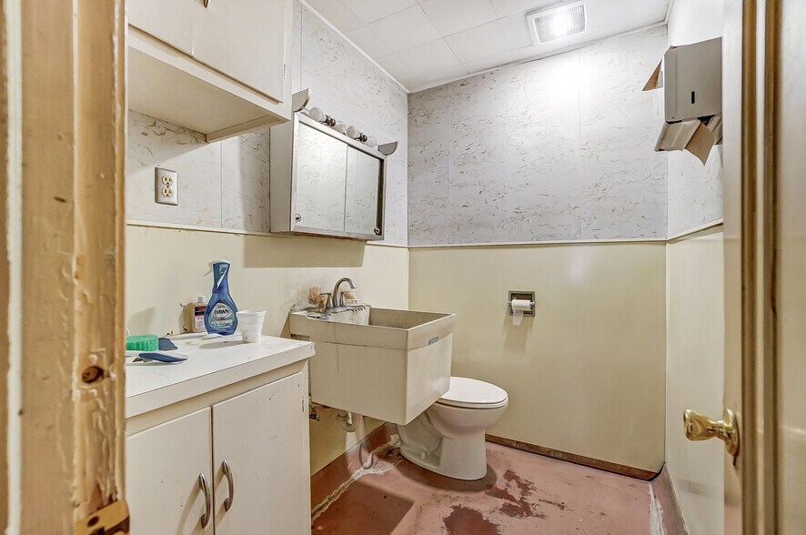 More Photos Of 203 S Wittenberg Ave, Springfield Industrial For Sale