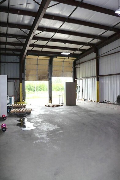 More Photos Of 1301 Industrial Park Rd, Mountain Grove Warehouse For Sale