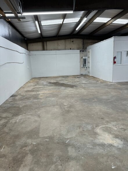 More Photos Of 943 Athens St, Gainesville Service For Lease