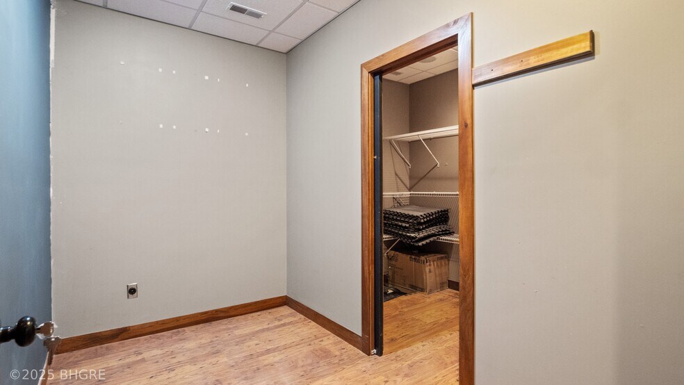 More Photos Of 202 S 9th St, Indianola Storefront For Sale