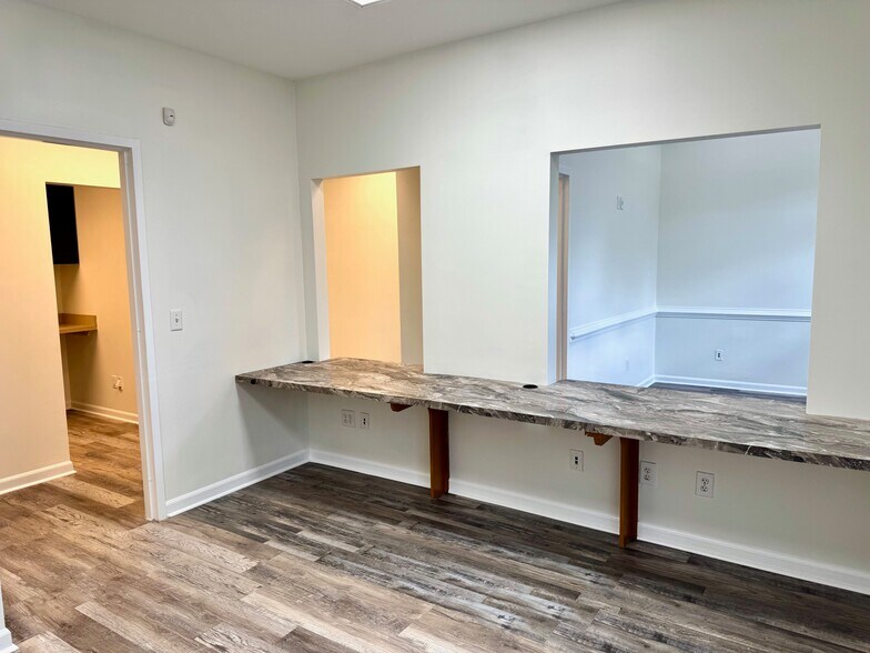 More Photos Of 201-204 Bombay Ln, Roswell Medical For Lease