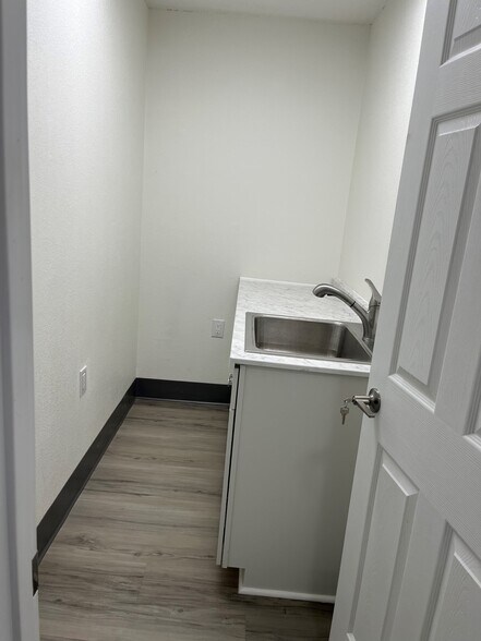 More Photos Of 119 W Plymouth Ave, Deland Unknown For Lease