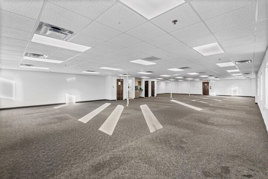 More Photos Of 1701 Louisville Dr, Knoxville Light Distribution For Lease