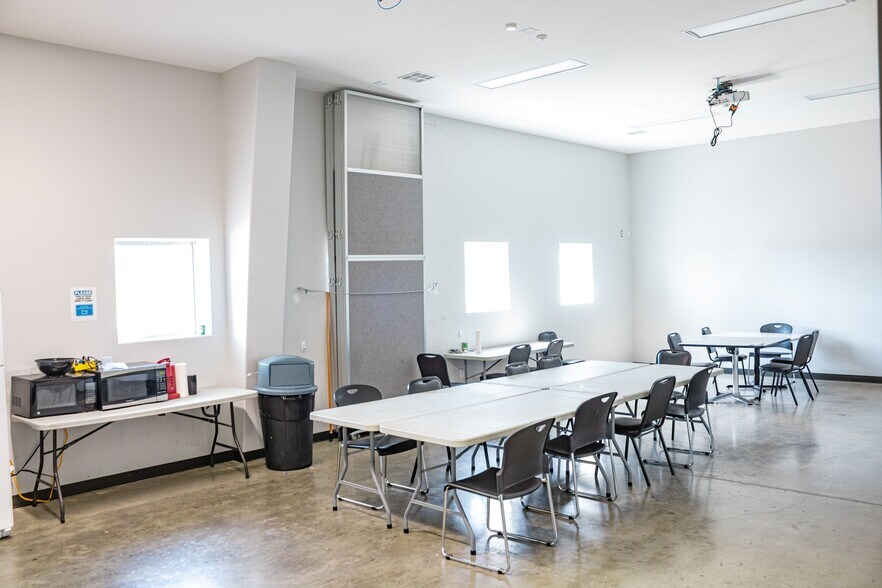 More Photos Of 21930 Kathy Fleming Rd, Navasota Warehouse For Lease