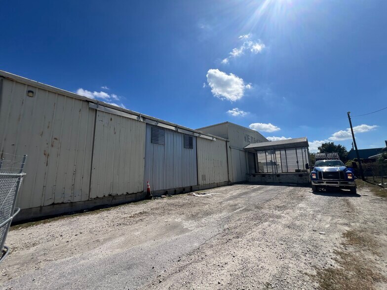 More Photos Of 5705 E Hanna Ave, Tampa Warehouse For Lease