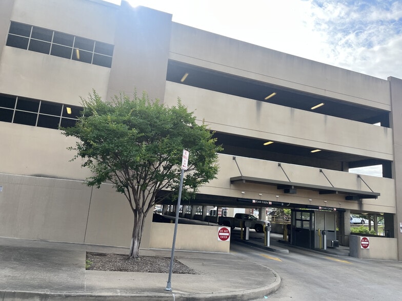 More Photos Of 120-122 S College Ave, Tyler Office For Lease