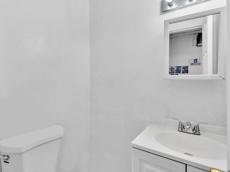 More Photos Of 1451 W Flagler St, Miami General Retail For Sale