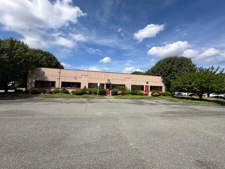 More Photos Of 707 S Main St, Burlington Manufacturing For Lease