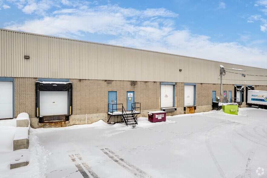 More Photos Of 894-930 Rue Bergar, Laval Warehouse For Lease
