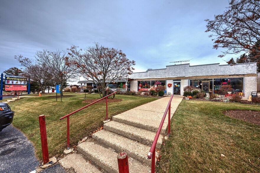 More Photos Of 890 Lake Ave, Woodstock General Retail For Sale