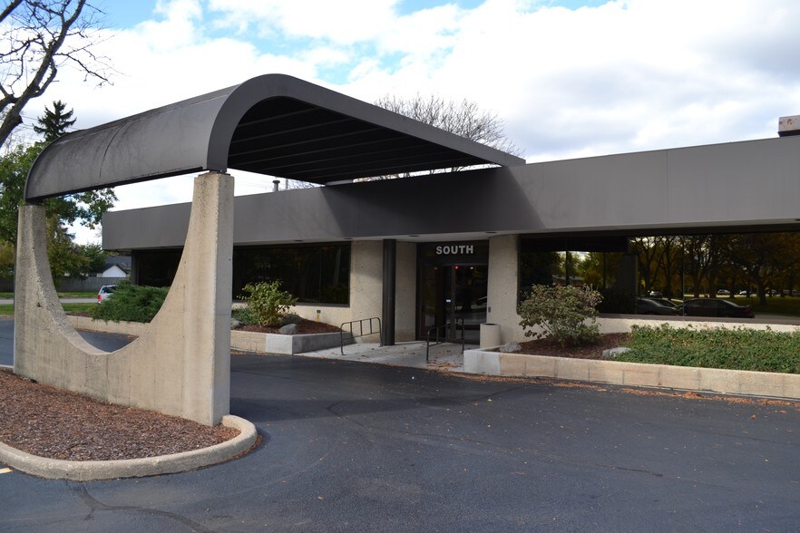 Primary Photo Of 1425 N McLean Blvd, Elgin Medical For Sale