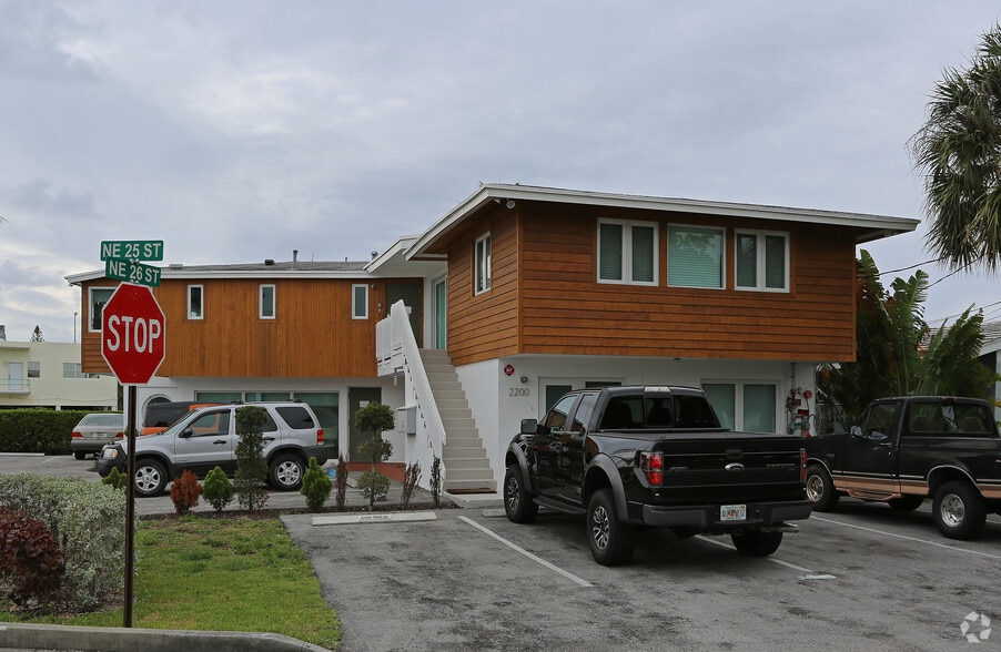 More Photos Of 2200 NE 26th St, Wilton Manors Office For Sale