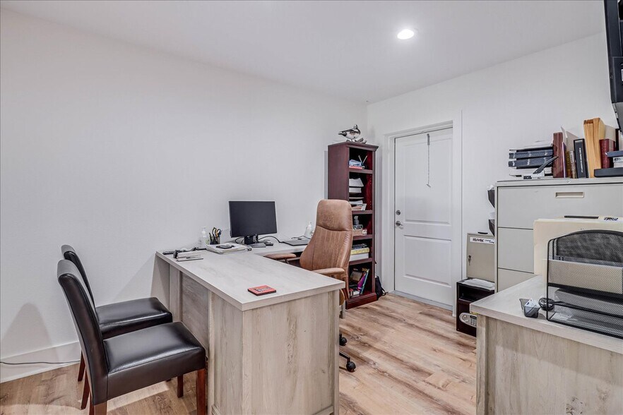 More Photos Of 121 Cut Off Rd, Port Aransas Office For Sale