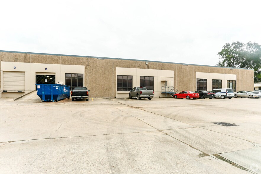 More Photos Of 601-625 W 38th St, Houston Light Distribution For Lease