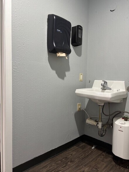 More Photos Of 400 Chisholm Valley Dr, Round Rock Unknown For Lease