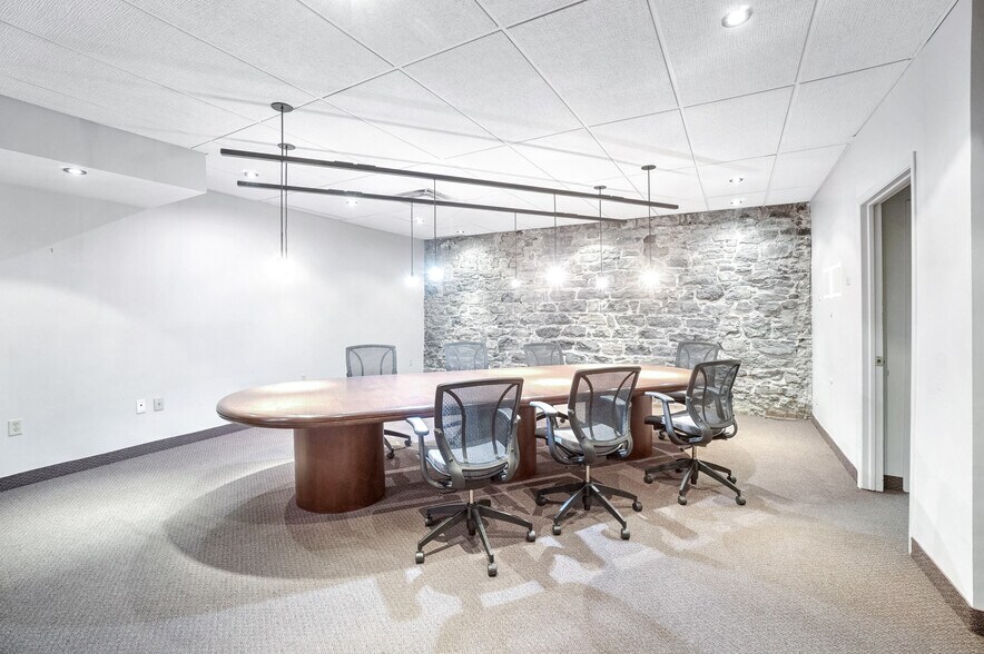 More Photos Of 164 Rue Notre-Dame E, Montréal Office For Sale