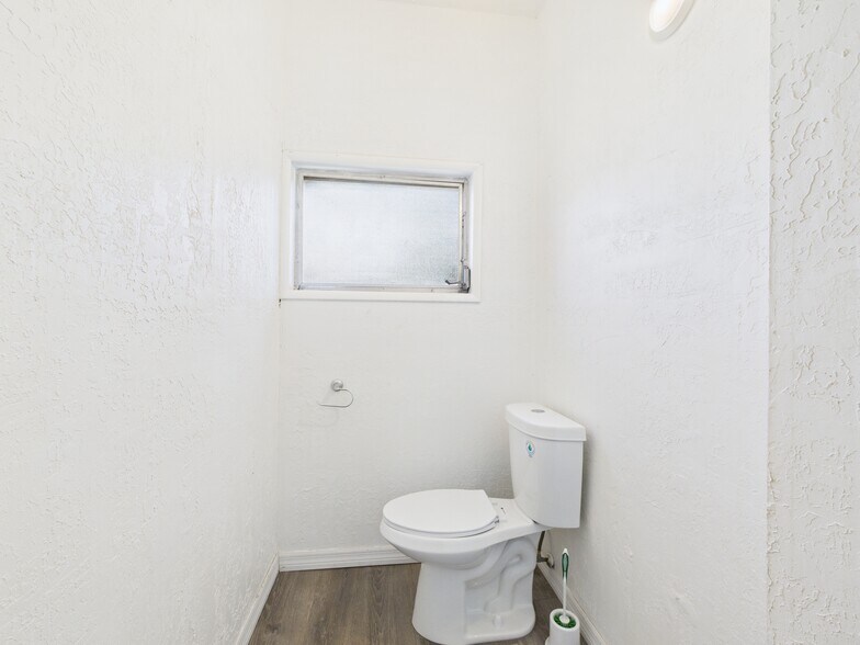 More Photos Of 1 Beverly Hills Blvd, Beverly Hills General Retail For Sale