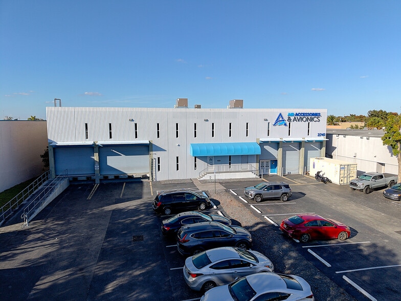 More Photos Of 2741 W 76th St, Hialeah Warehouse For Lease