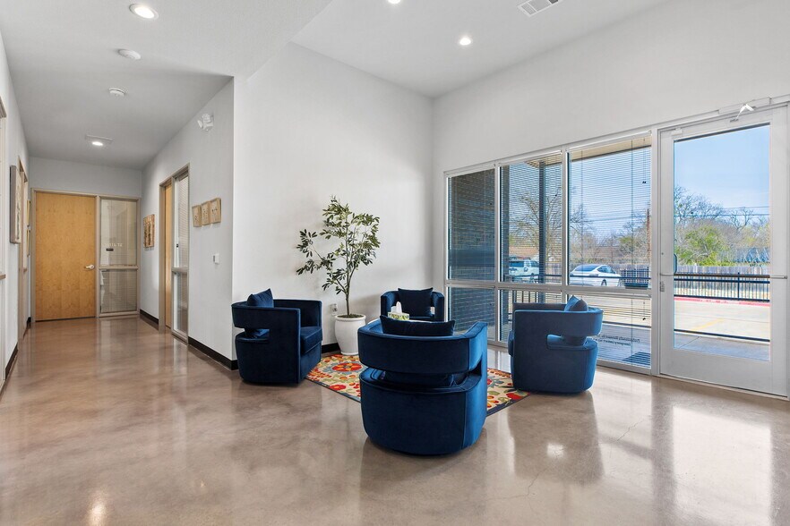More Photos Of 6000 Menchaca Rd, Austin Unknown For Lease