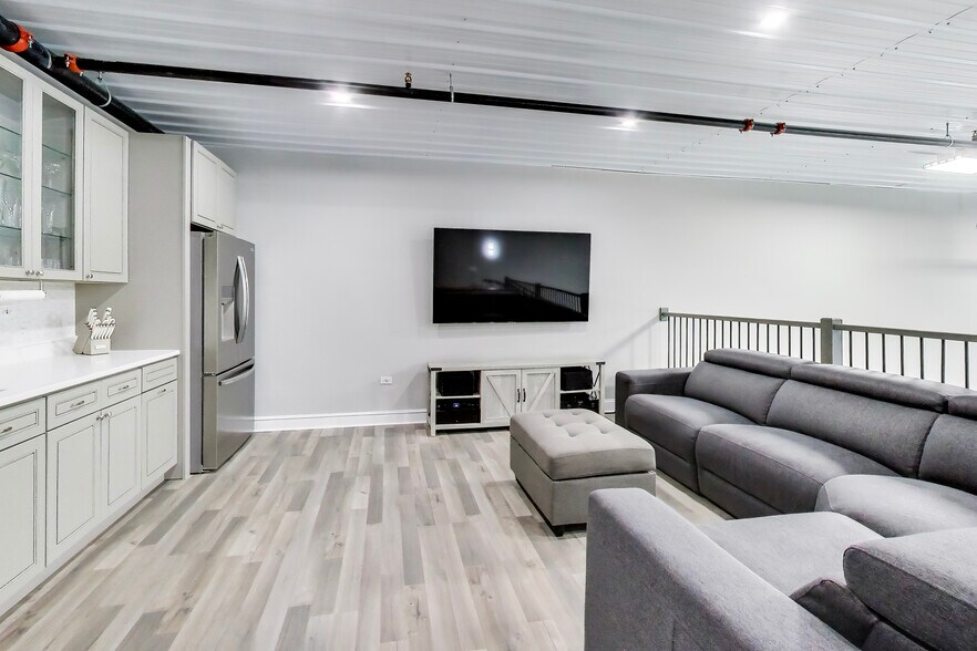 More Photos Of 2244 Ferry Rd, Naperville Flex For Sale