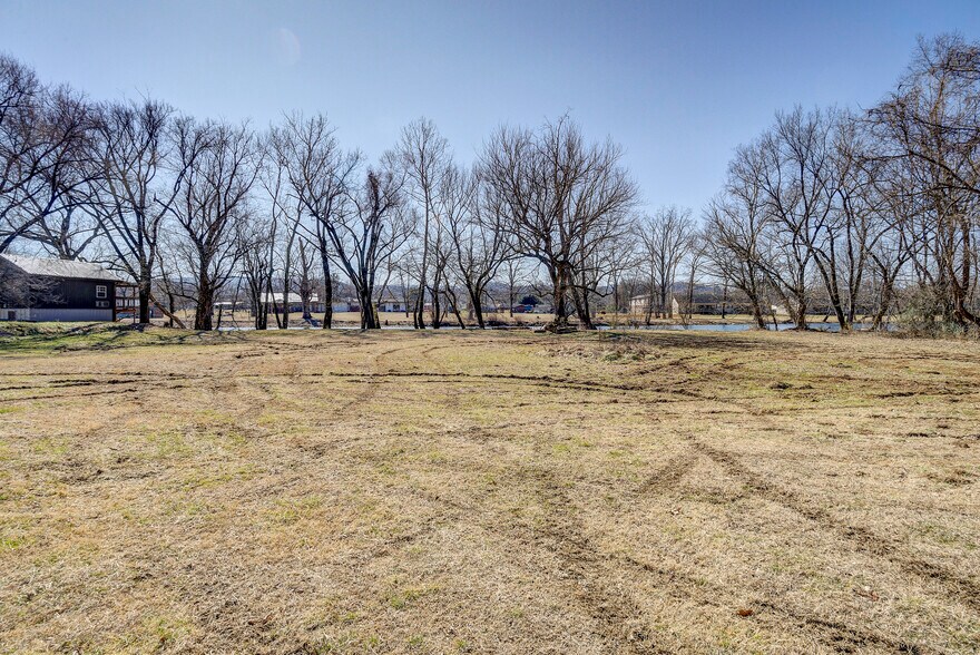 More Photos Of 215 Lovers Ln, Elizabethton Flex For Sale