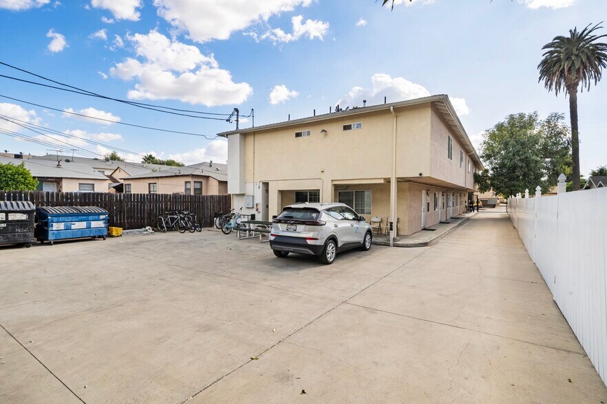 More Photos Of 14203 Sylvan St, Van Nuys Apartments For Lease